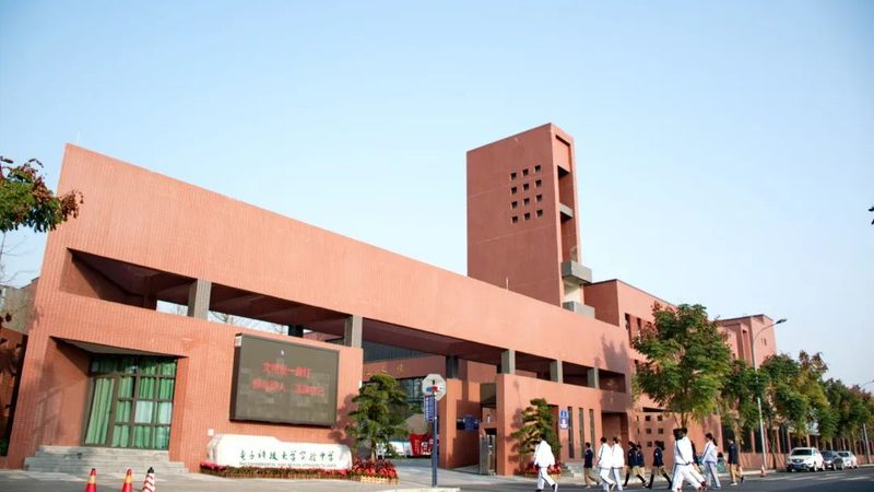 在设计PCB电路板时，需要注意以下规范：